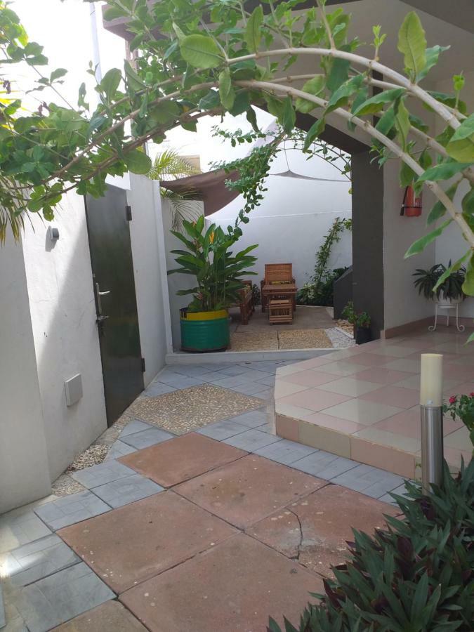 Karls Guesthouse Cotonou Exterior photo